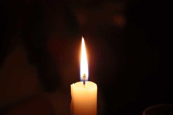 single candle-2062861_1920