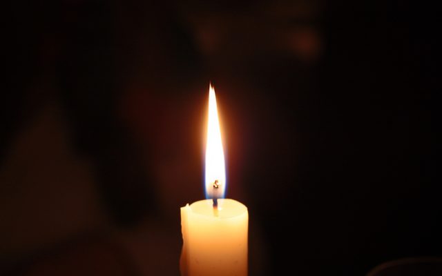 single candle-2062861_1920